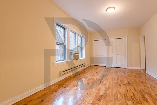 Building Photo - Large 1 bed in Courtyard building