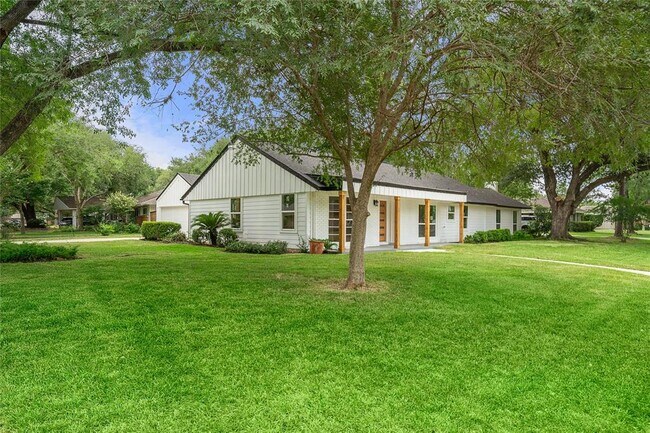 Building Photo - 10613 Willowisp Dr