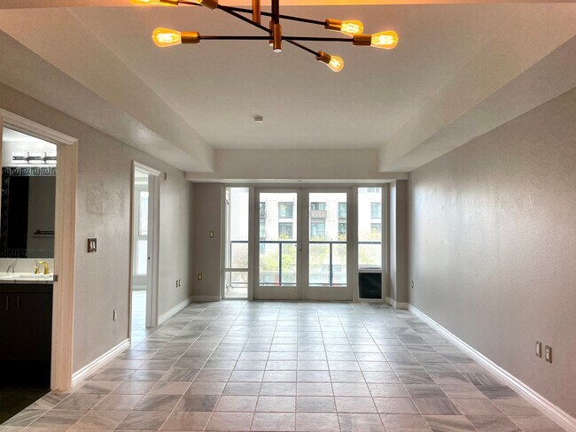 Building Photo - Great 1B/1BA Downtown Condo w/ Parking!