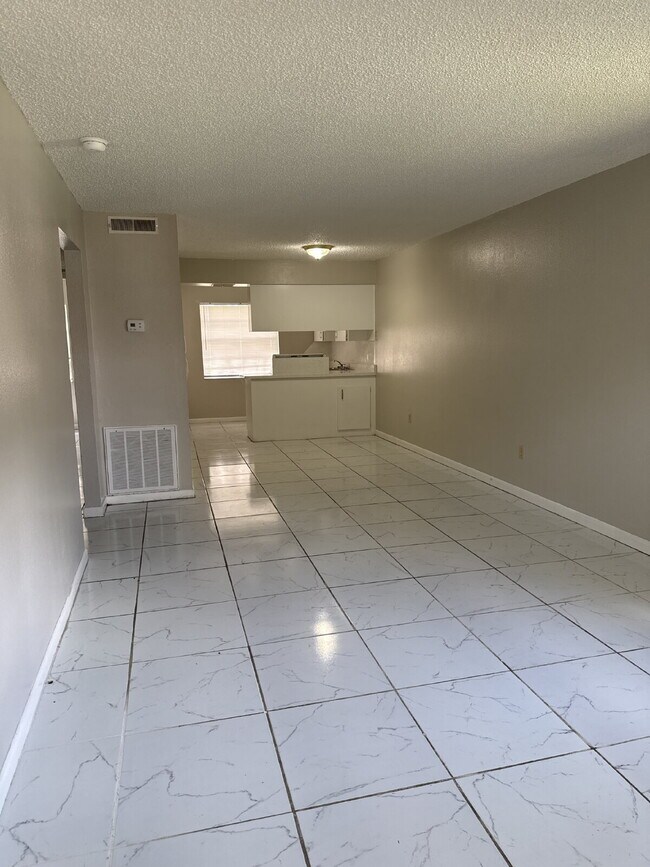 Foto del edificio - 2 bedroom 1 bath unit available for immedi...