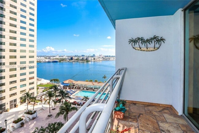 Foto del edificio - 335 S Biscayne Blvd