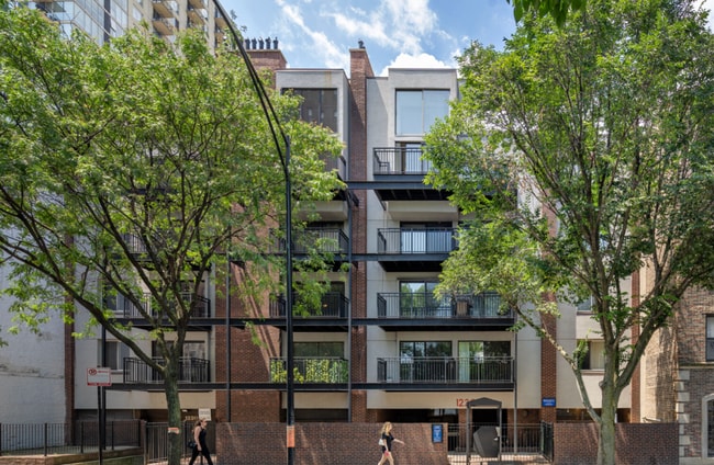 Building Photo - 1225 N La Salle Dr