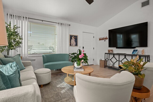 Foto del edificio - Coastal 3-Bedroom Home Just 5 Blocks from Madeira Beach!