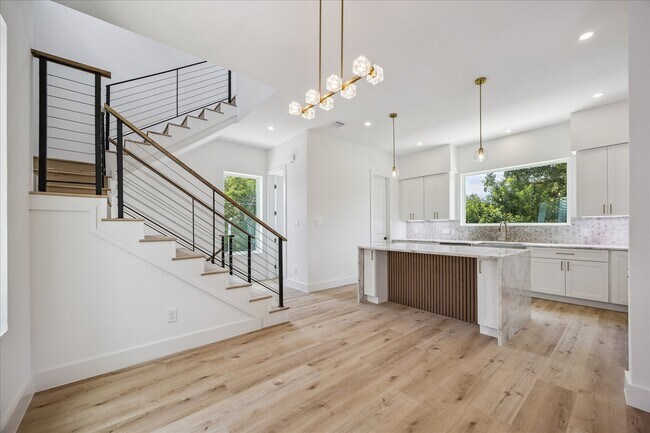 Foto del edificio - 1032 W 17th St