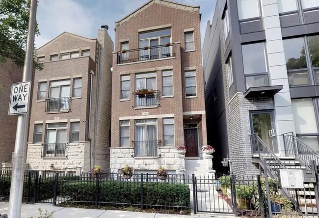 Apt 3, Top Unit - 910 N Wolcott Ave