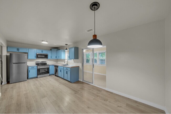 Building Photo - 610 Maplewood Dr