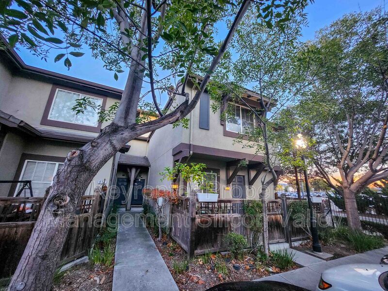 Primary Photo - 896 Towne Dr