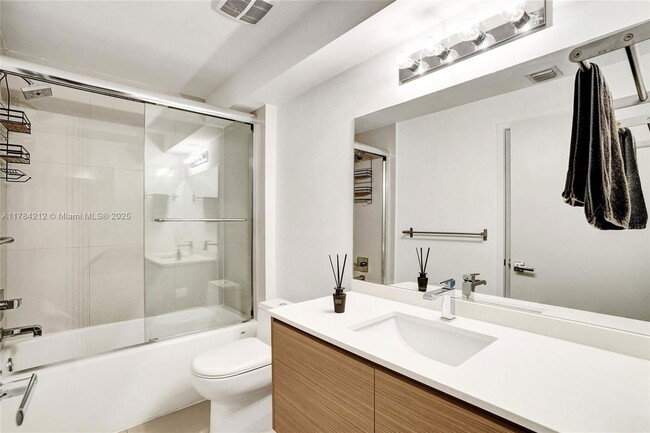 Foto del edificio - 600 NE 27th St