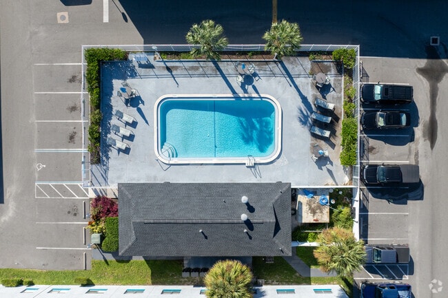Swimming Pool - The Element at 464