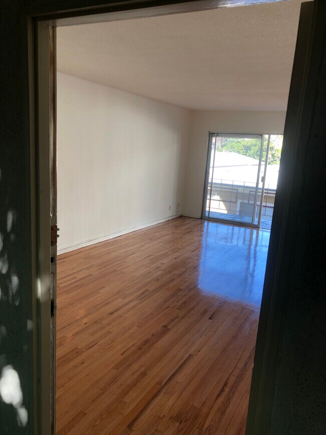 Foto del edificio - 2167 Beachwood Ter