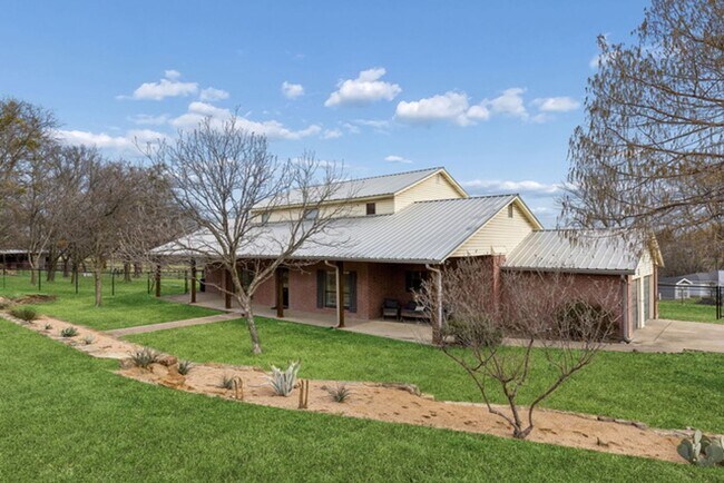 Foto del edificio - Stunning 4 bedroom 3.5 bath with office that sits on 1.5 acres in ALEDO ISD