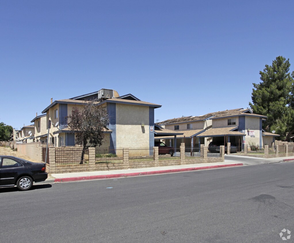 Por Of Challenger Townhomes Townhomes for Rent Palmdale, CA