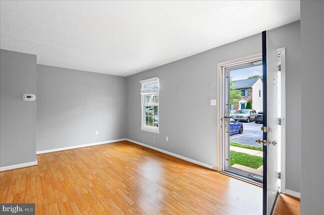 Foto del edificio - 631 Realm Ct W