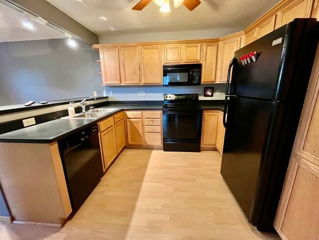 Building Photo - Beautiful 4 Bedroom Townhome! Available June!