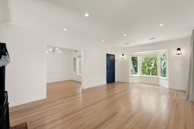 Foto del edificio - This beautifully updated 4-Bed, 2-Bath Hom...
