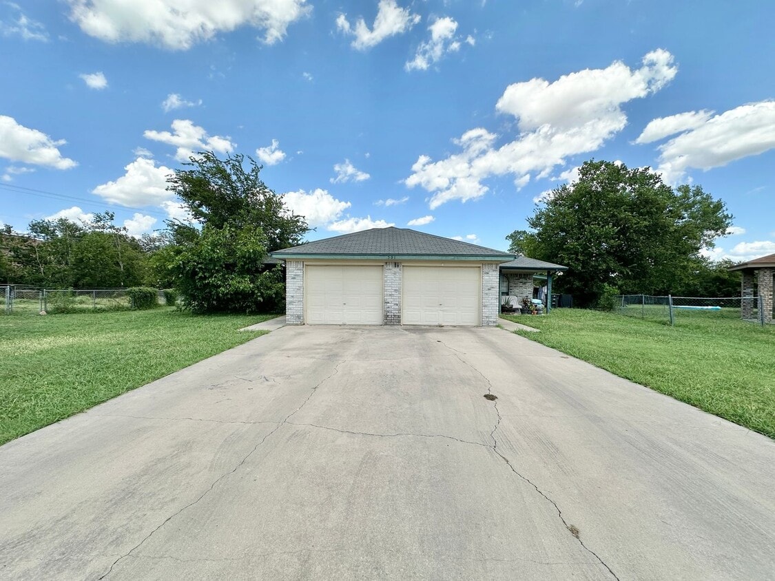 Building Photo - 501 Angus Cir