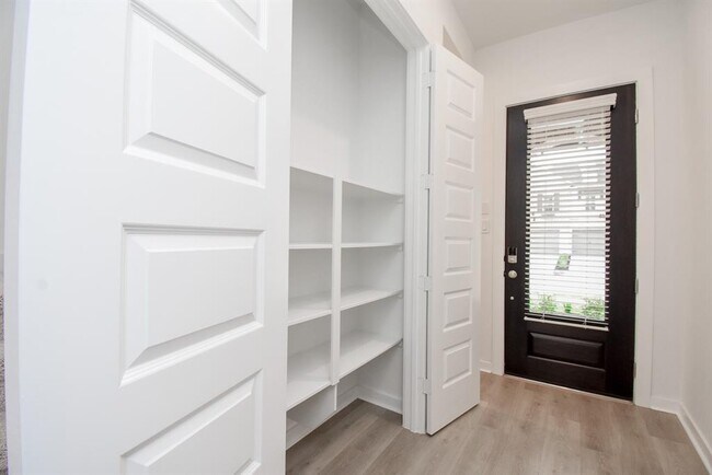 Foto del edificio - 6507 Bramble Cv Ln