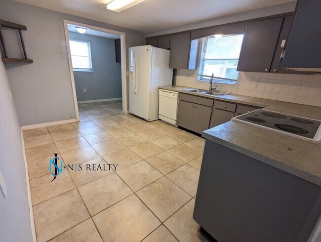 Foto del edificio - Gorgeous 2/2 1299 Sq. Ft. home with tile f...