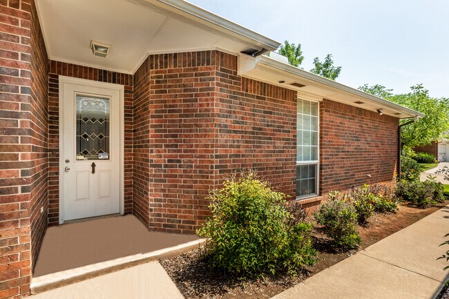 Building Photo - 15517 Monarch Ln