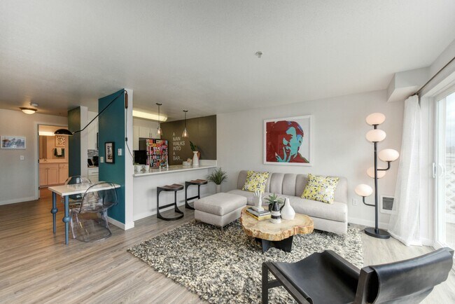 Sala de estar con suelo inspirado en madera - The Summit at Lake Union