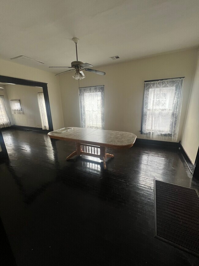 Foto del edificio - 406 E 1st St