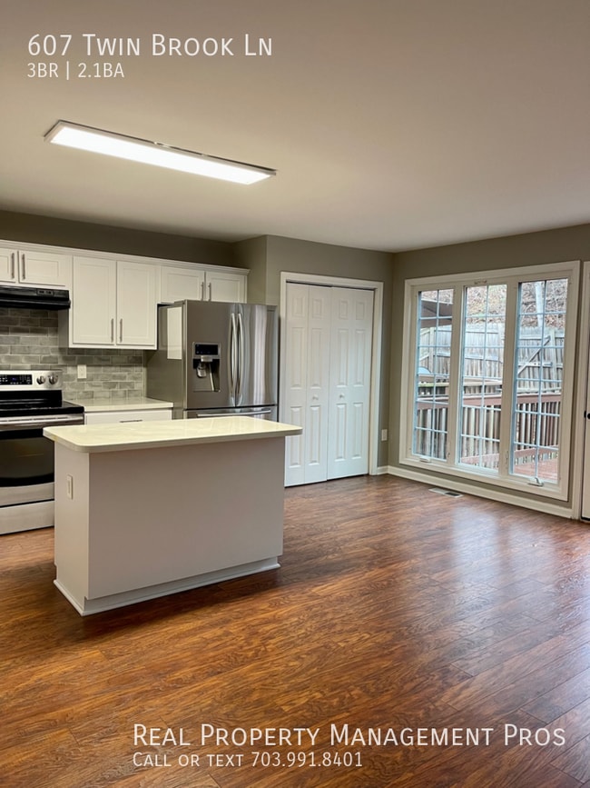 Building Photo - 607 Twin Brook Ln