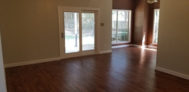 Building Photo - 3 BD, 2 BA, Home in Cabot