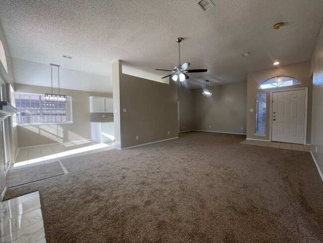 Building Photo - AVAILABLE NOW 3 Bedroom 2 Bath Home in For...