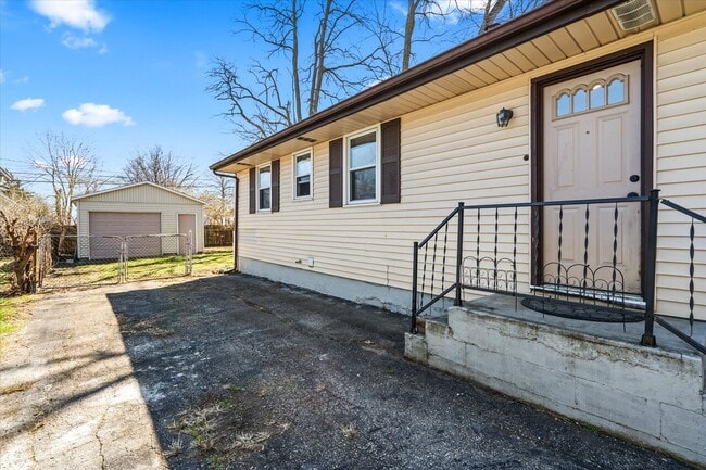 Building Photo - Mohican Ave