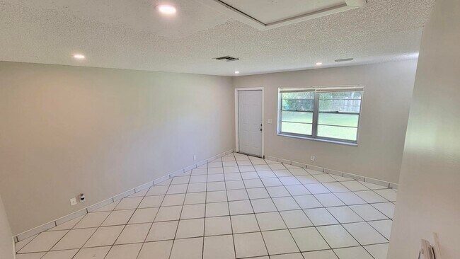 Building Photo - 4032 Luzon Ave