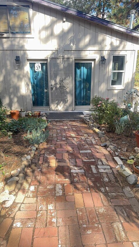 Primary Photo - Charming Riverfront Cottage in Verdi – One...