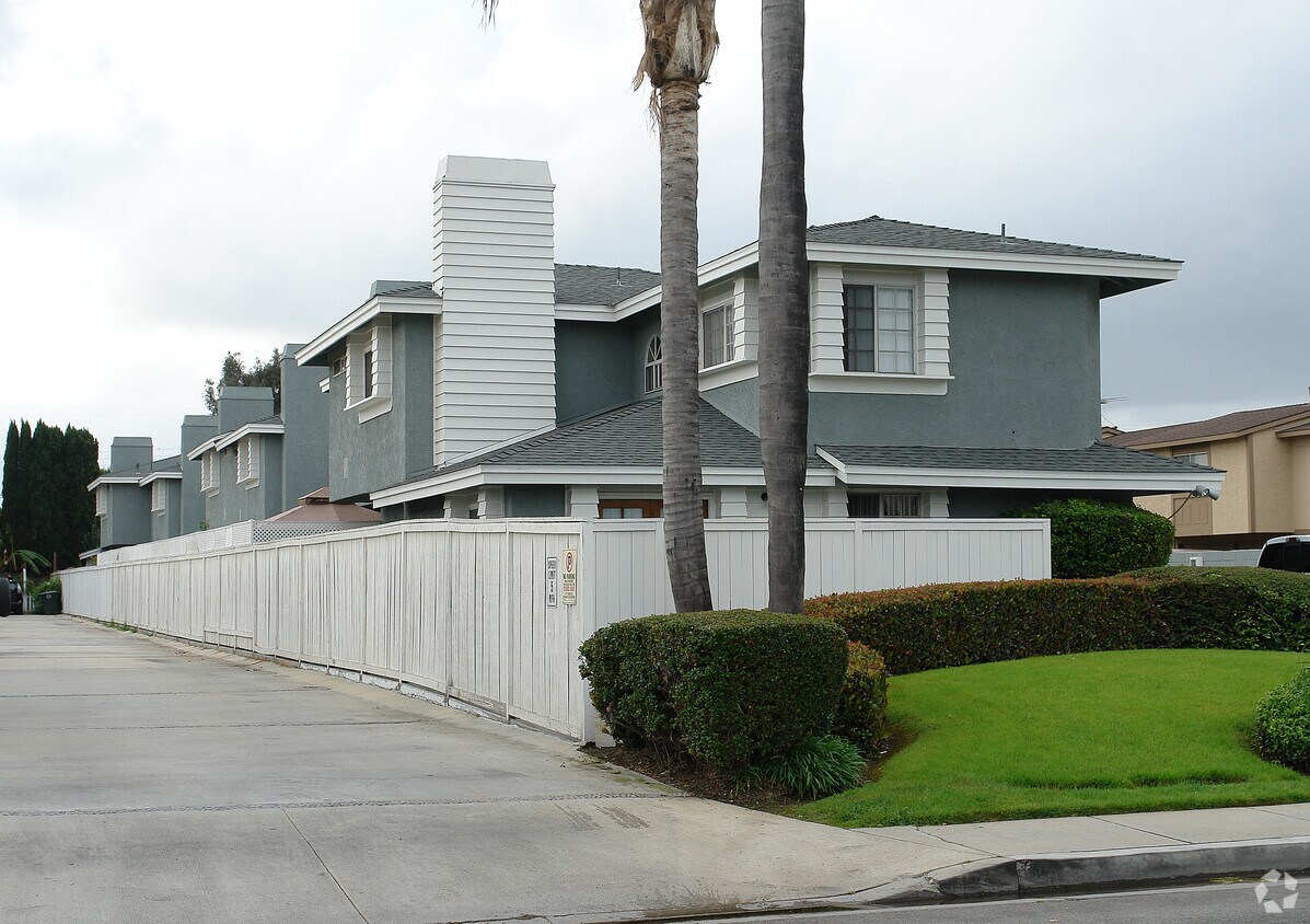 Foto del edificio - 2654 Santa Ana Ave