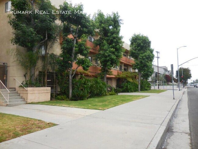 Foto del edificio - 14605 Burbank Blvd