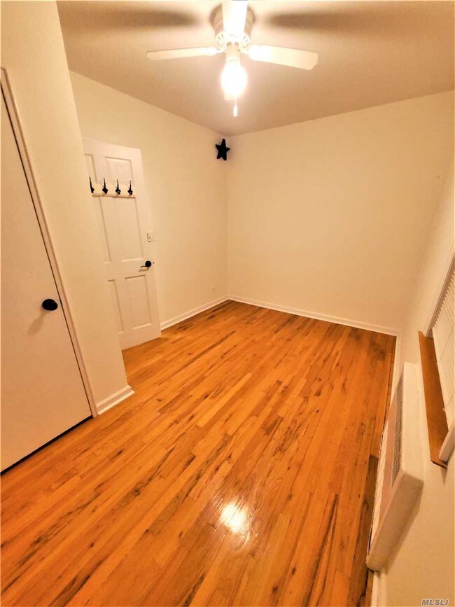 Foto del edificio - 216-07 43rd Ave