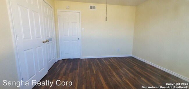Building Photo - 102 Club Dr