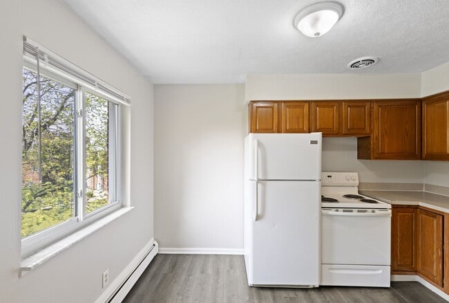 Interior Photo - Brentwood Apartments (460 Silver LLC)