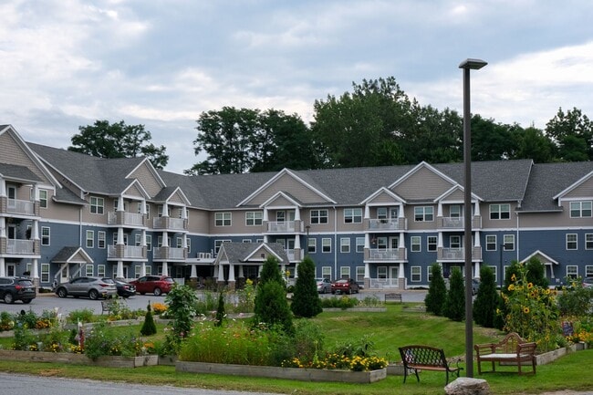 Building Photo - 1 bed, 1 bath independent senior living (5...