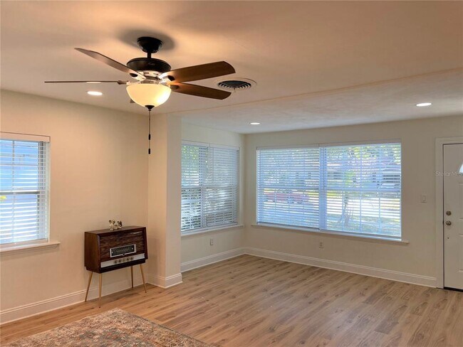 Building Photo - 309 W Palm Dr