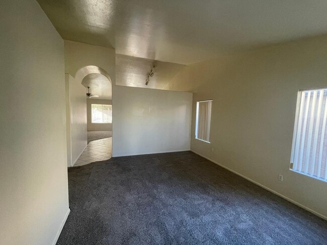 Foto del edificio - 837 E Glenmere Dr