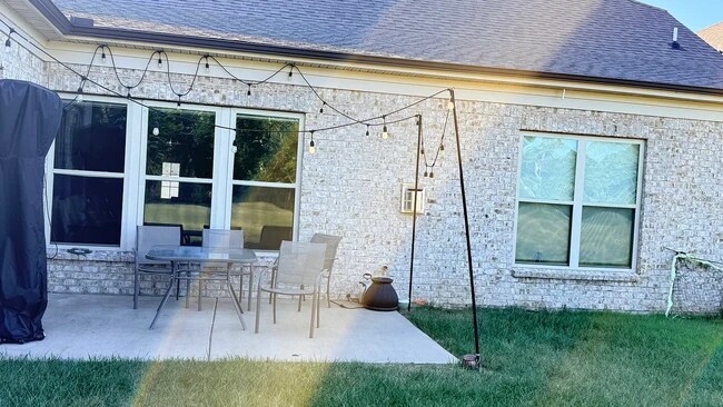 Patio interior - 836 Chalkstone Ln