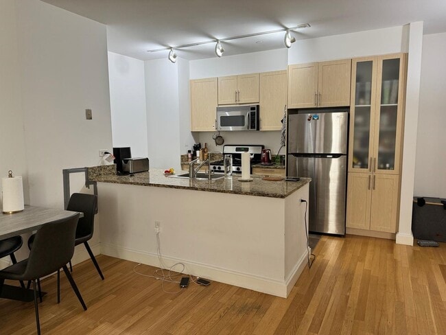 Building Photo - 10 Hanover Square