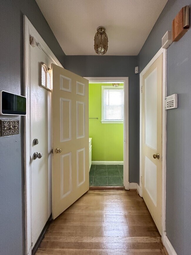 Building Photo - Cozy 3 Bedroom Townhome in Fallstaff!