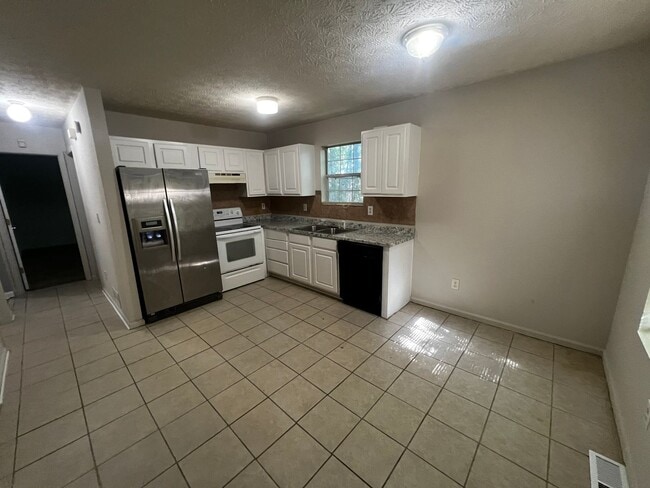 Building Photo - 2 Bedroom/2 Bath Duplex Perfect for Roommates