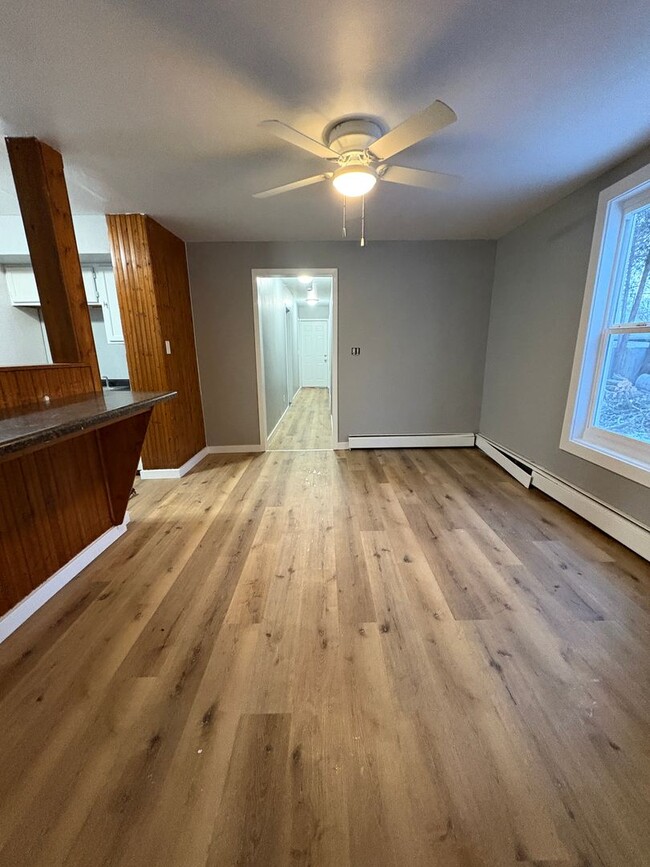 Building Photo - Remodeled 3 bed 2 bath