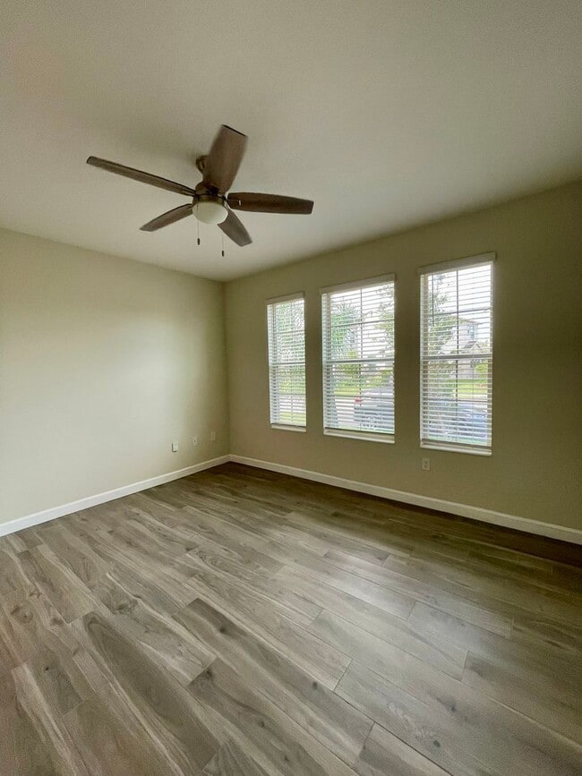 Building Photo - Highly sought out Tuscawilla community ren...