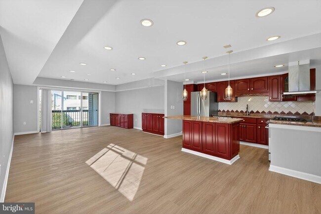 Building Photo - 10320 Westlake Dr