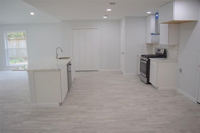 Foto del edificio - 3223 Royal Oaks Dr