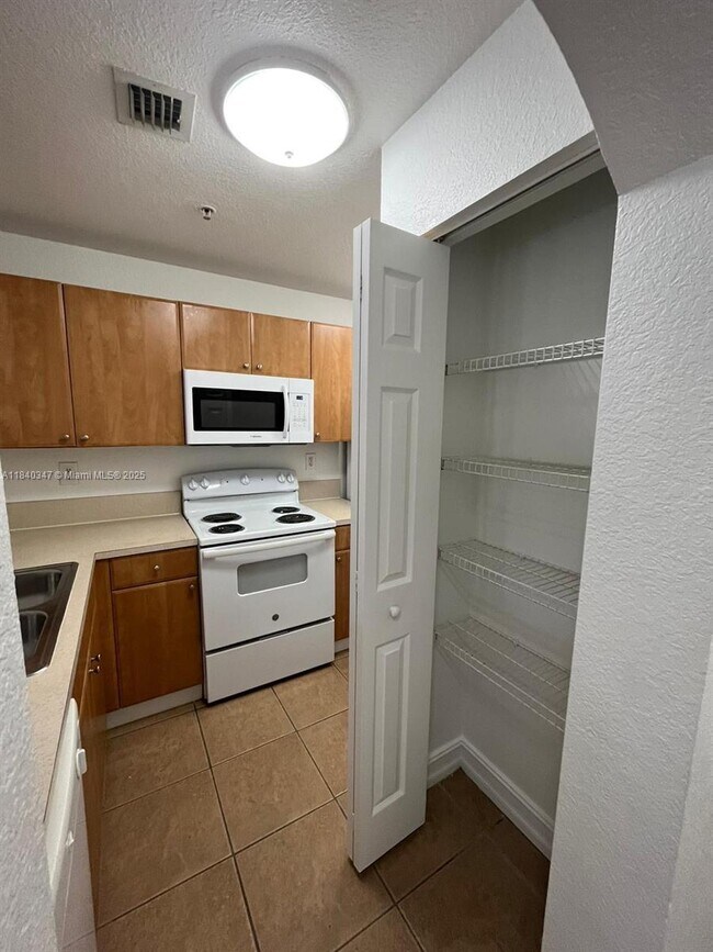 Foto del edificio - 7995 NW 8th St