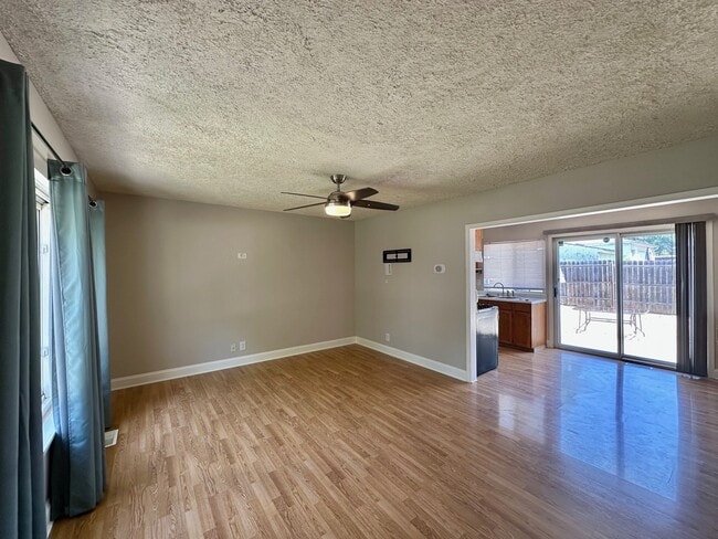 Building Photo - 220 Hampdon Ct