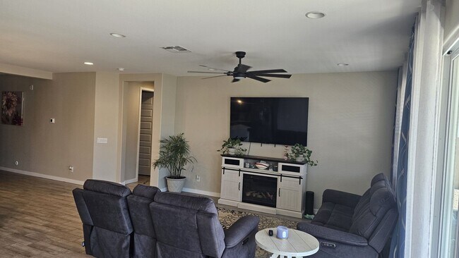 Building Photo - Newer Build 4-bedroom, 3 bath in San Tan V...